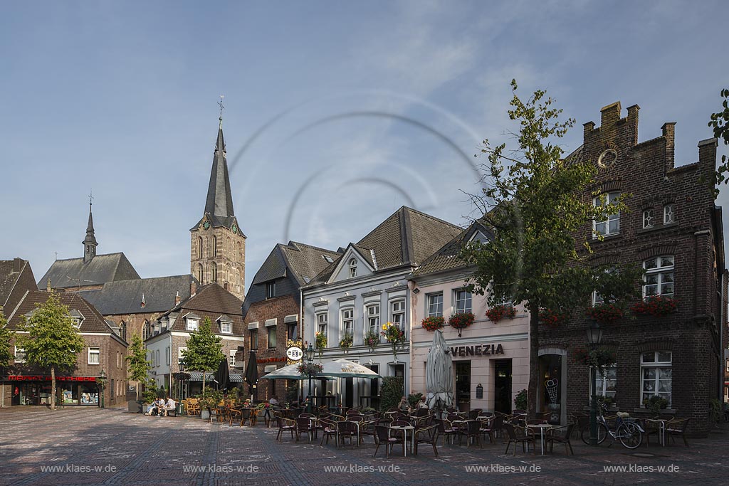 Straelen, Markt mit Kirche St. Peter und Paul; Straelen, market place with church St. Peter und Paul.