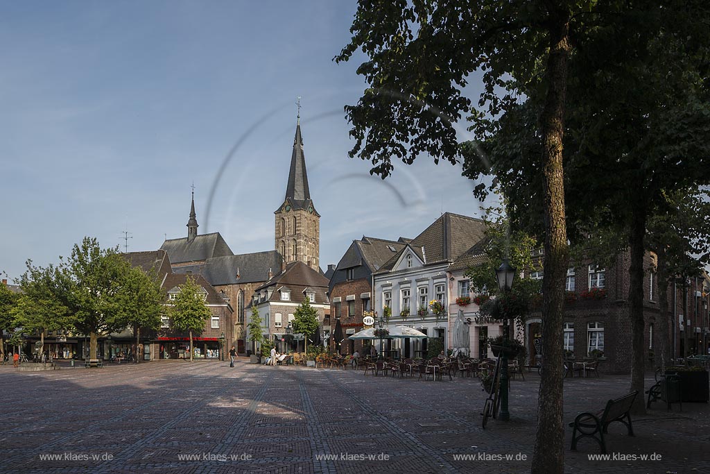 Straelen, Markt mit Kirche St. Peter und Paul; Straelen, market place with church St. Peter und Paul.