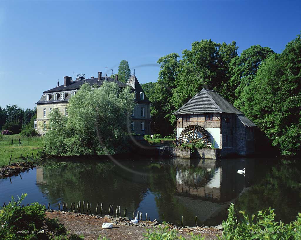 Straelen, Kreis Kleve, Niederrhein, Regierungsbezirk Dsseldorf, Blick auf Haus, Herrenhaus, Caen mit Mhle, Muehle und Muehlteich, Mhlteich in Sommerlandschaft   