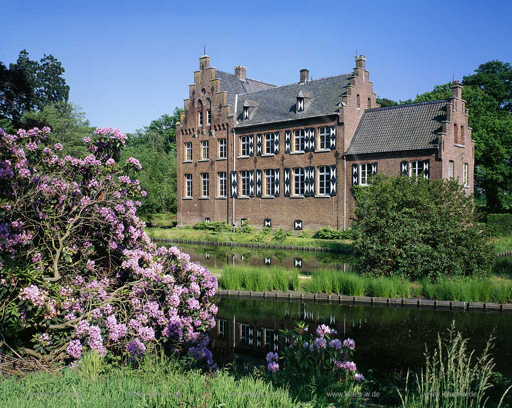 Straelen, Kreis Kleve, Niederrhein, Regierungsbezirk Dsseldorf, Blick auf Haus, Wasserburg, Burg, Coull mit Wassergraben in Sommerlandschaft     