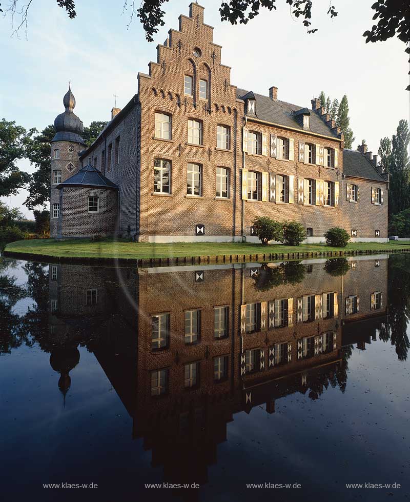 Straelen, Kreis Kleve, Niederrhein, Regierungsbezirk Dsseldorf, Blick auf Wasserburg, Burg, Haus Coull mit Wassergraben in Abendstimmung