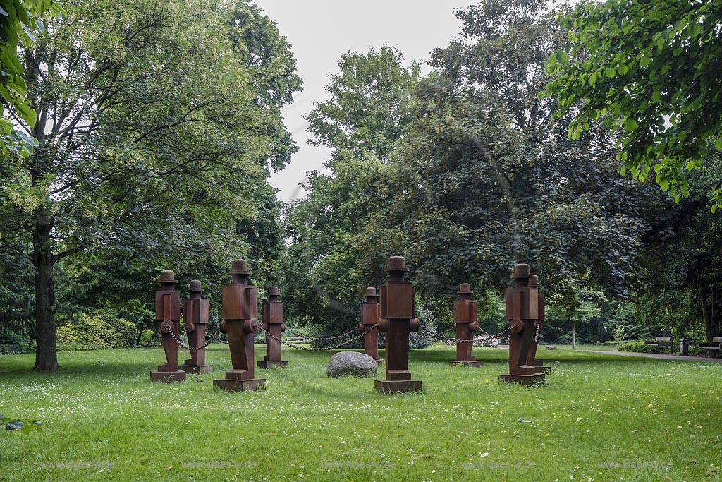 Viersen, Casinogarten mit Skulpturengruppe von "Anatol Herzfeld" "Waechter der Kinder"; Viersen, garden Casinogarten with a group of sculptures by "Anatal Herzfeld" "Waechter der Kinder".