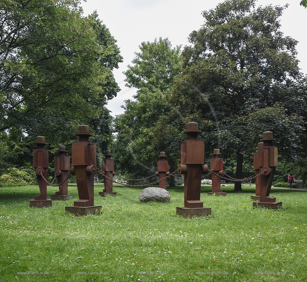 Viersen, Casinogarten mit Skulpturengruppe von "Anatol Herzfeld" "Waechter der Kinder"; Viersen, garden Casinogarten with a group of sculptures by "Anatal Herzfeld" "Waechter der Kinder".