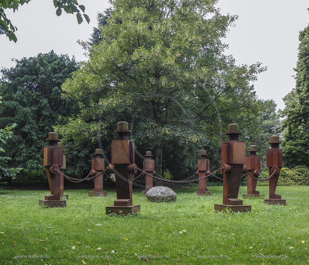 Viersen, Casinogarten mit Skulpturengruppe von "Anatol Herzfeld" "Waechter der Kinder"; Viersen, garden Casinogarten with a group of sculptures by "Anatal Herzfeld" "Waechter der Kinder".