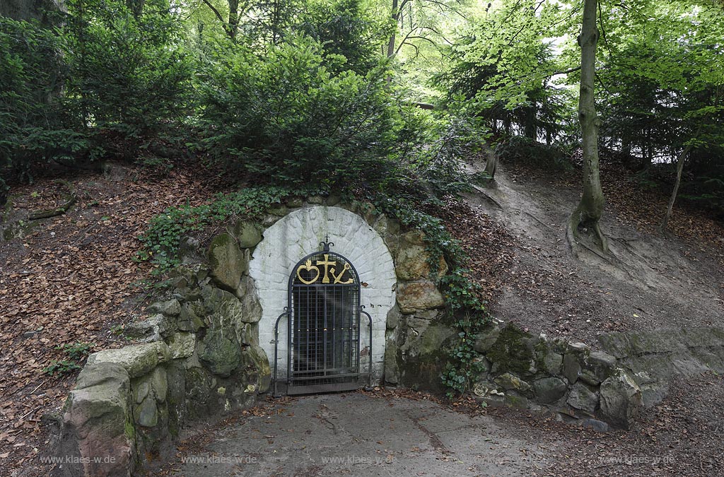 Viersen-Suechteln, Irmgardisbrunnen mit einem erst 1948 geschmiedeten, kleinen Tor, auf dem Kreuz, Herz und Anker als Zeichen der drei goettlichen Tugenden Glaube, Liebe und Hoffnung zu sehen sind; Viersen-Suechteln, fountain Irmgardisbrunnen.