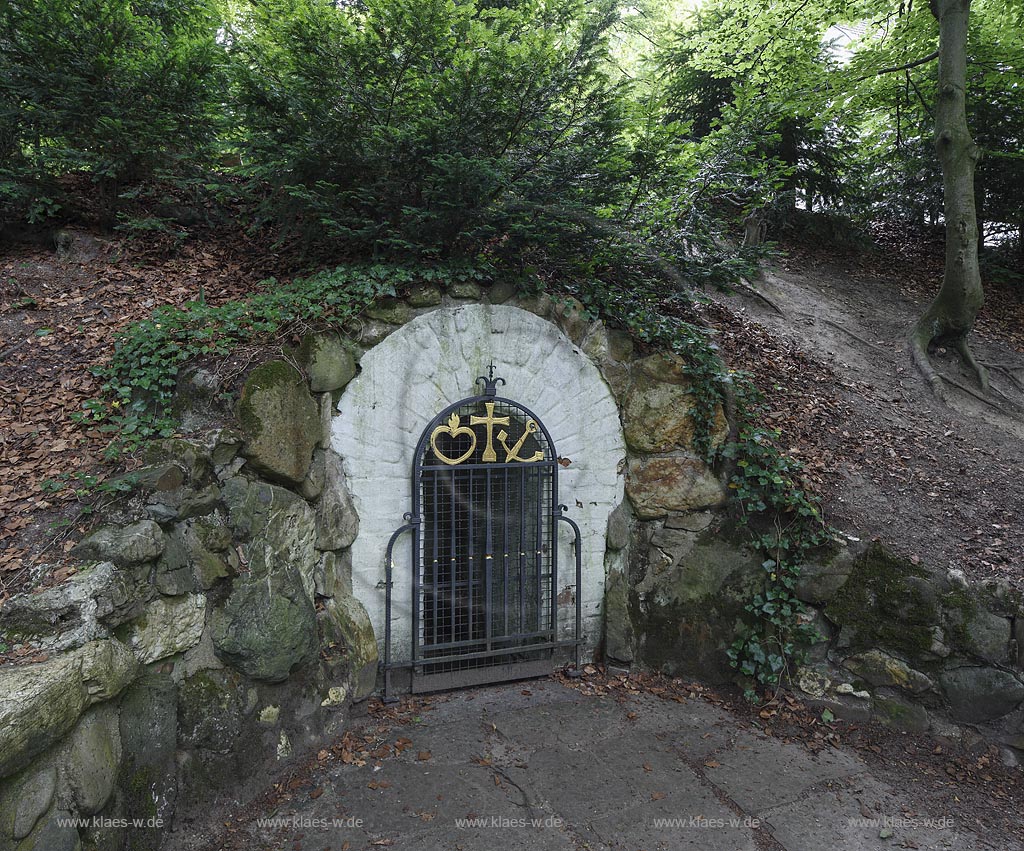 Viersen-Suechteln, Irmgardisbrunnen mit einem erst 1948 geschmiedeten, kleinen Tor, auf dem Kreuz, Herz und Anker als Zeichen der drei goettlichen Tugenden Glaube, Liebe und Hoffnung zu sehen sind; Viersen-Suechteln, fountain Irmgardisbrunnen.