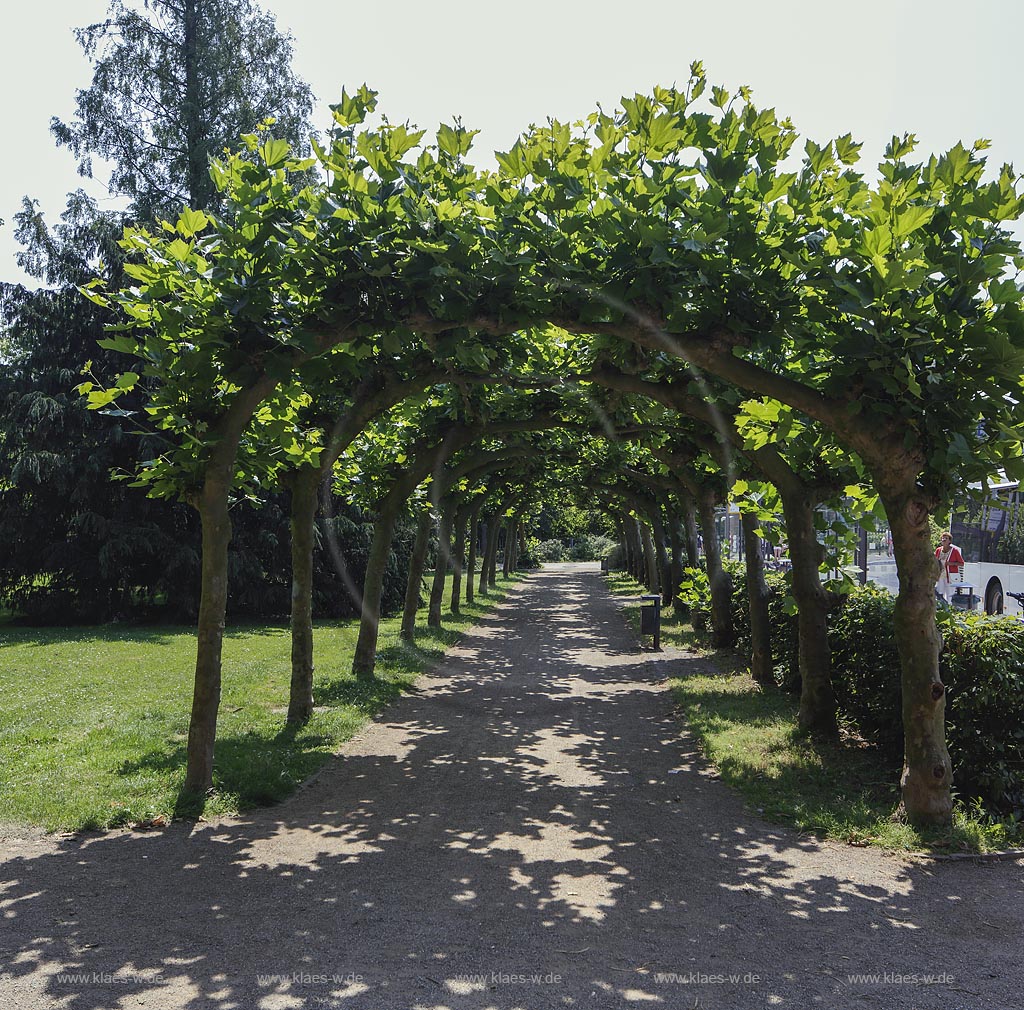 Viersen, Rathauspark mit Laubengang; Viersen, park Rathauspark with access balcony.