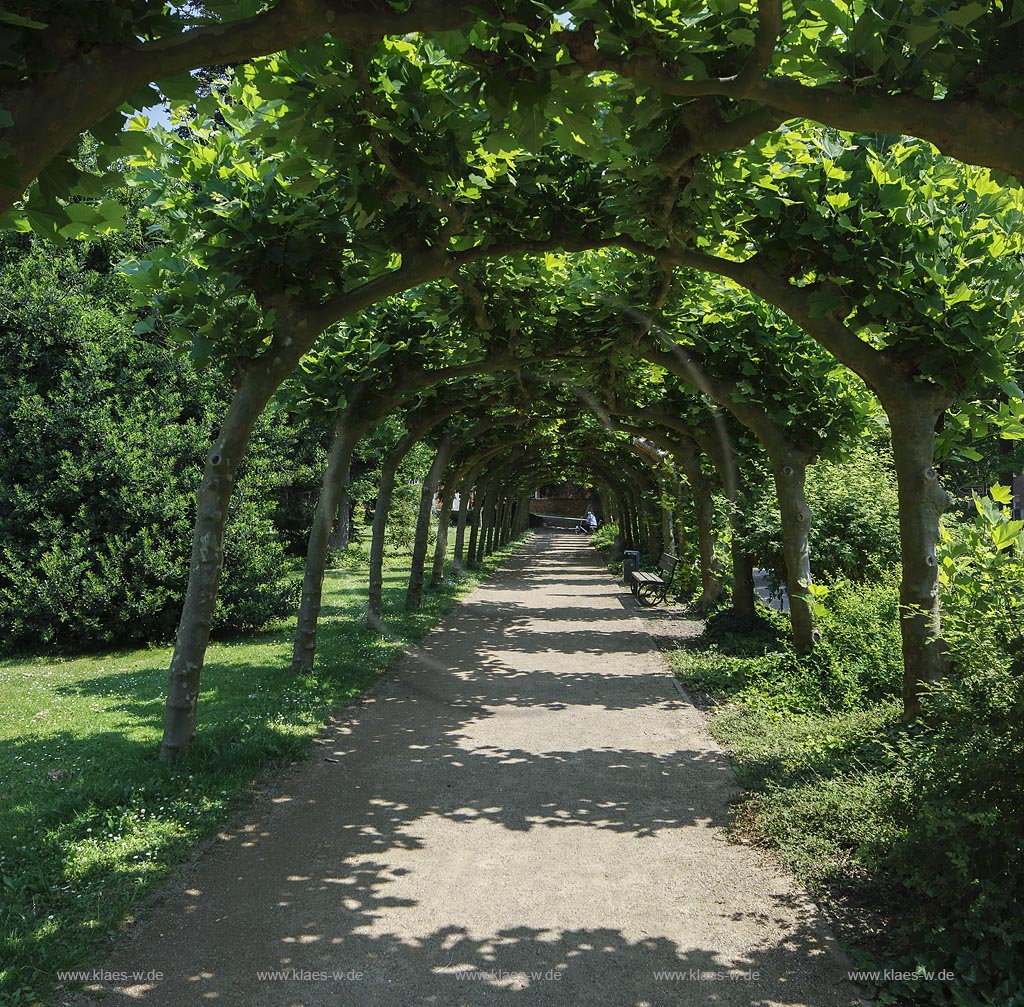 Viersen, Rathauspark mit Laubengang; Viersen, park Rathauspark with access balcony.