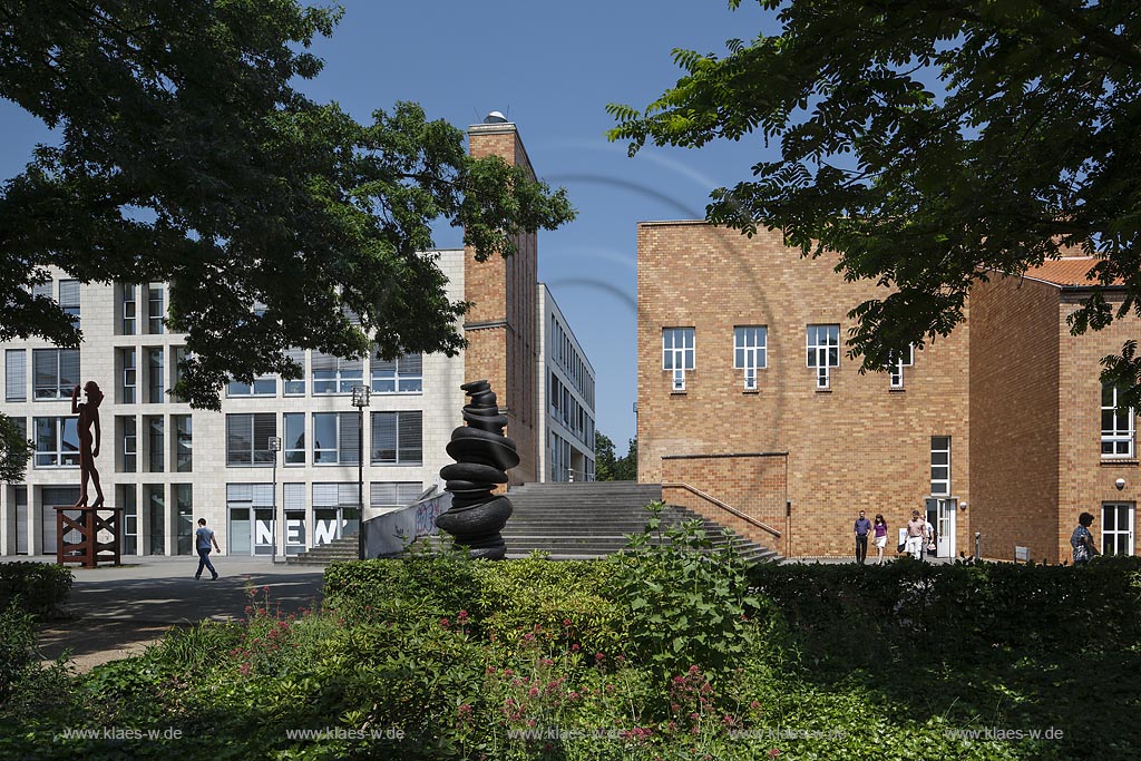 Viersen, Rathauspark mit Skulptur von "Tony Cragg" "Wirbelsaeule" und Stadthaus mit Forum; Viersen, park Rathauspark with a sculpture of "Tony Cragg" "Wirbelsaeule" and administrative building Stadthaus with Forum.