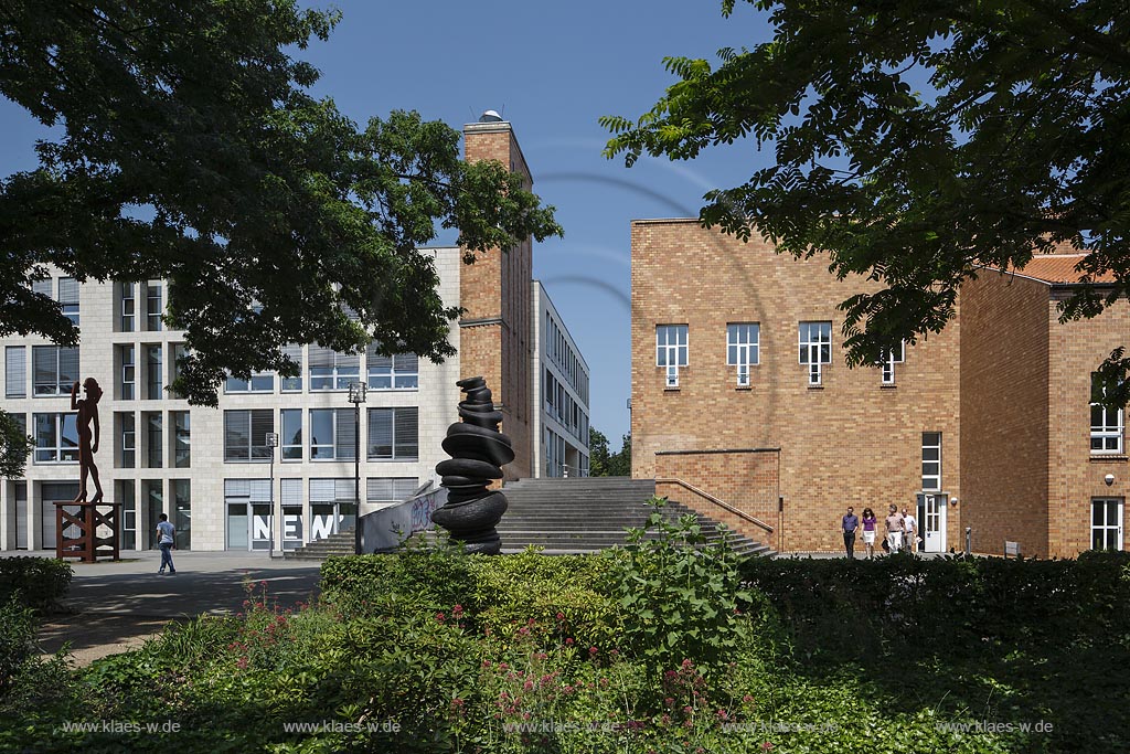 Viersen, Rathauspark mit Skulptur von "Tony Cragg" "Wirbelsaeule" und Stadthaus mit Forum; Viersen, park Rathauspark with a sculpture of "Tony Cragg" "Wirbelsaeule" and administrative building Stadthaus with Forum.