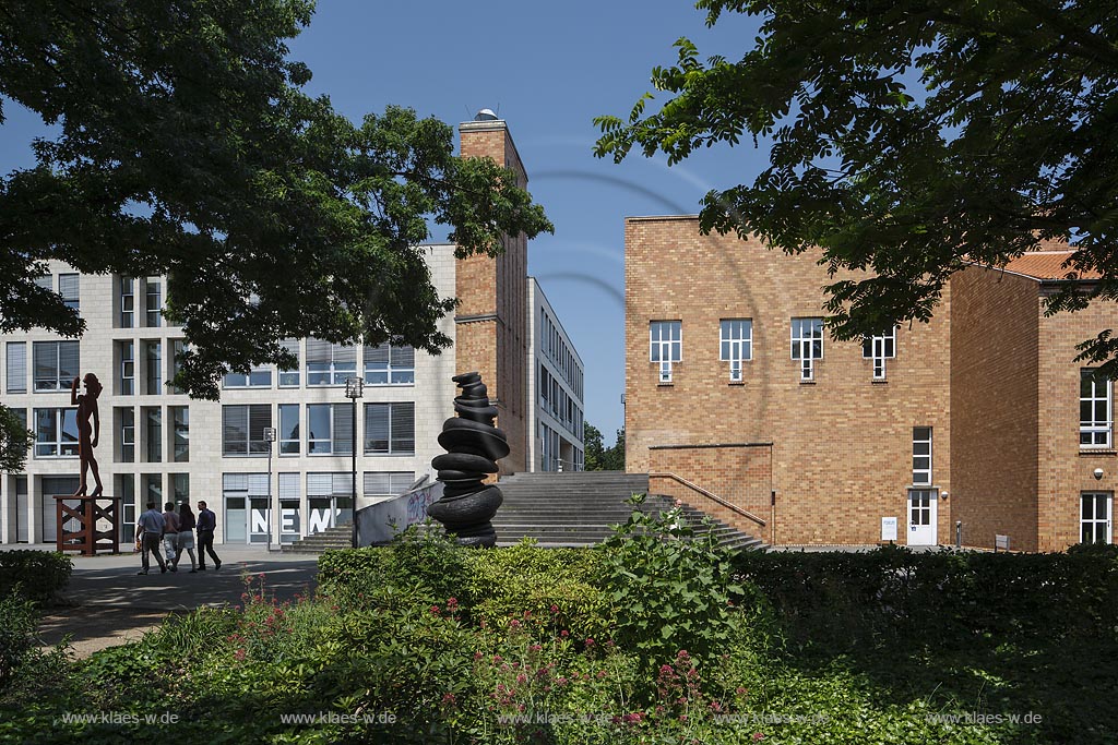 Viersen, Rathauspark mit Skulptur von "Tony Cragg" "Wirbelsaeule" und Stadthaus mit Forum; Viersen, park Rathauspark with a sculpture of "Tony Cragg" "Wirbelsaeule" and administrative building Stadthaus with Forum.