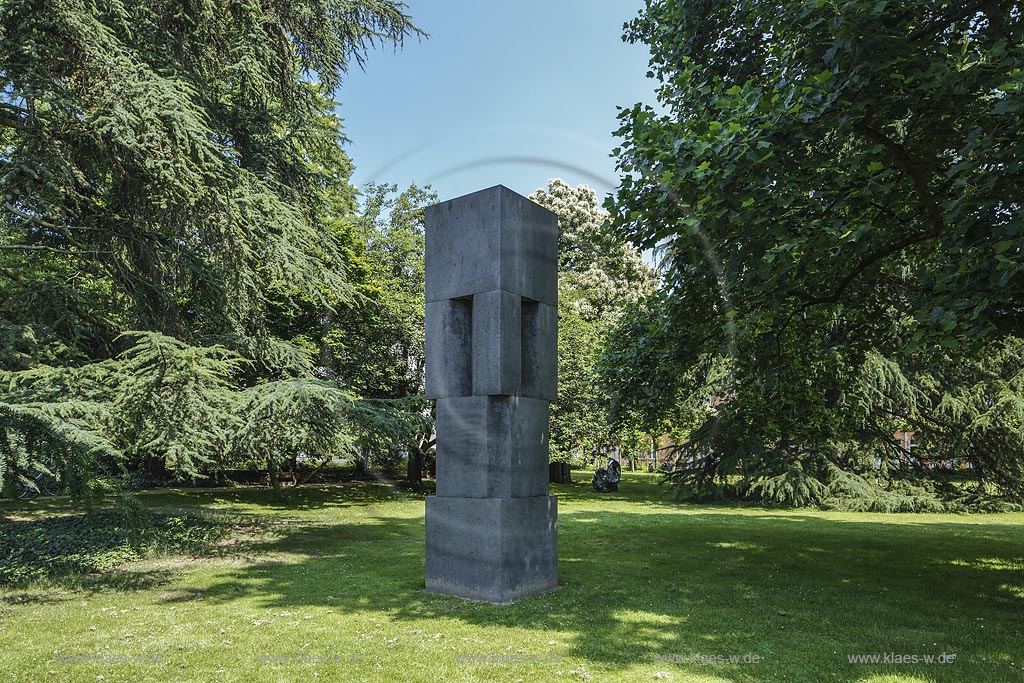 Viersen, Skulpturensammlung Viersen, "Monument" von "Erwin Heerich" im Rathauspark; Viersen, treasury of sculptures Skulpturensammlung Viersen, sculpture "Monument" by "Erwin Heerich" in the park Rathauspark.