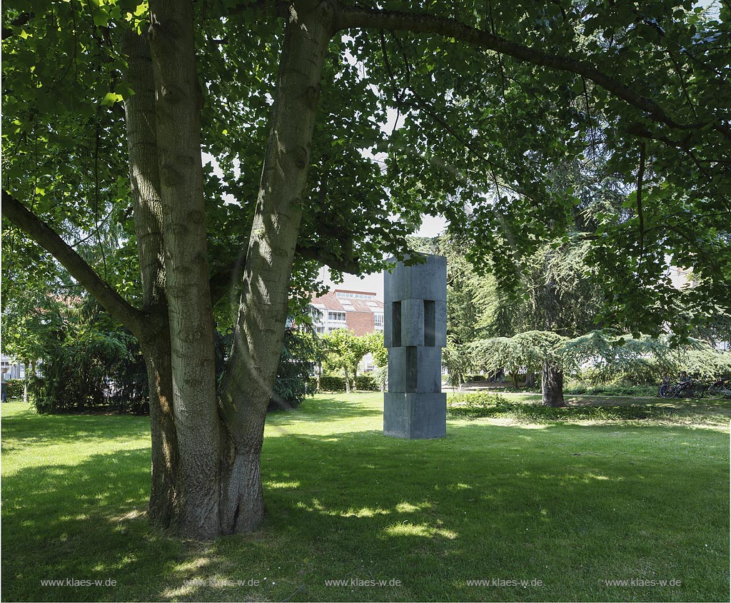 Viersen, Skulpturensammlung Viersen, "Monument" von "Erwin Heerich" im Rathauspark; Viersen, treasury of sculptures Skulpturensammlung Viersen, sculpture "Monument" by "Erwin Heerich" in the park Rathauspark.