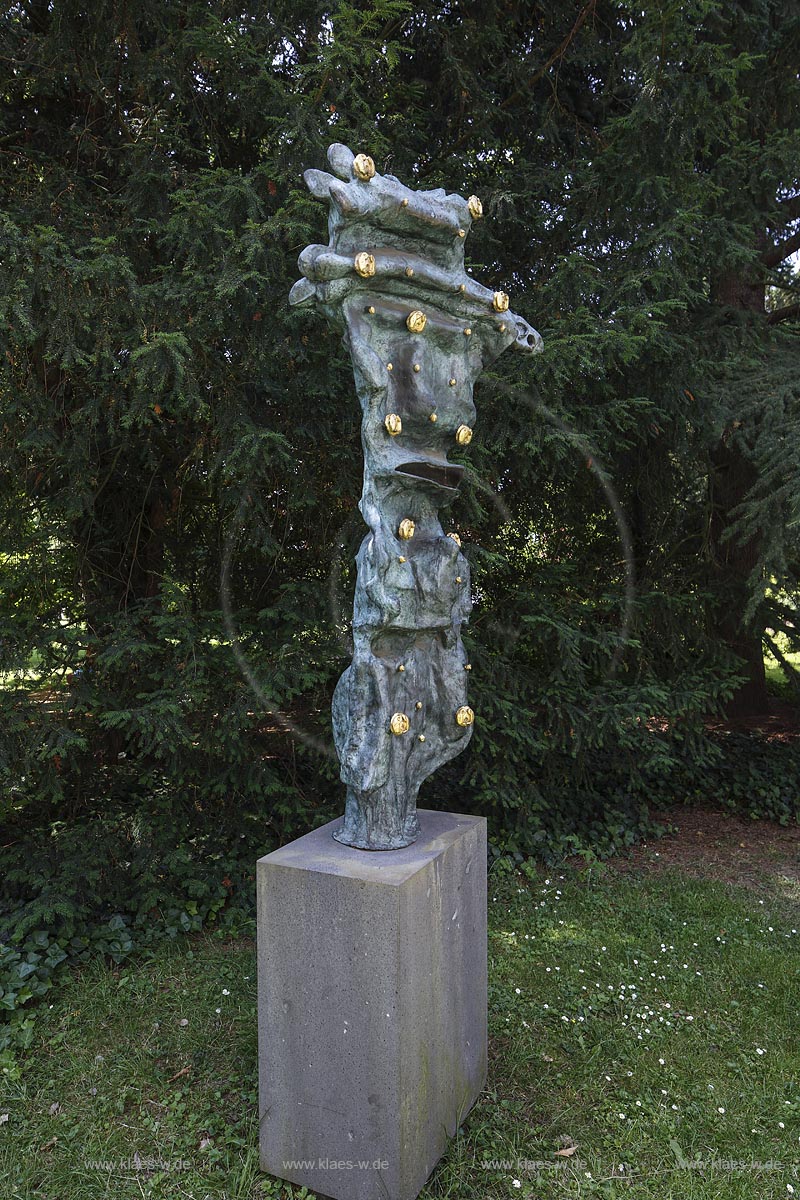 Viersen, Skulpturensammlung Viersen, Skulptur von "Roberto Sebastian Matta" "Chaosmos" von 2002 im Rathauspark; Viersen,  treasury of sculptures Skulpturensammlung Viersen, sculpture "Chaosmos" by "Roberto Sebastian Matta" anno 2002.