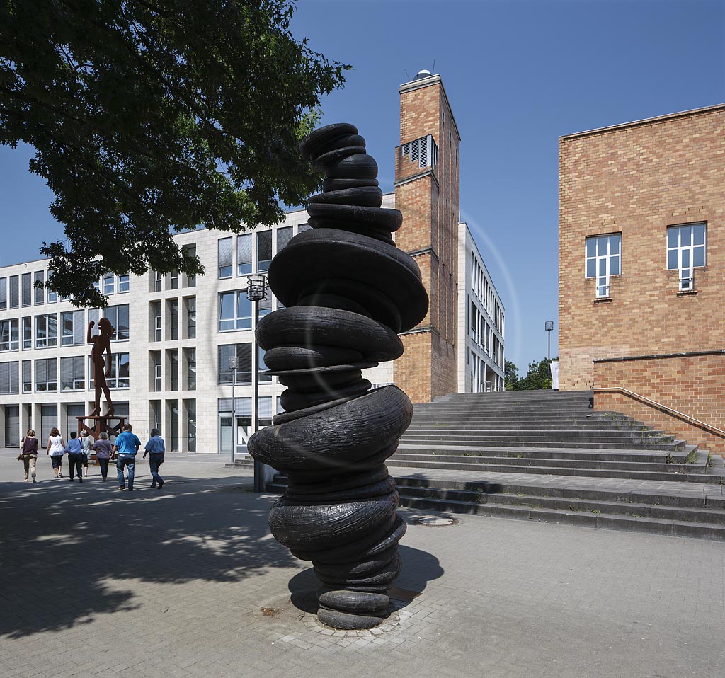 Viersen, Skulpturensammlung Viersen, Skulptur von "Tony Cragg" "Wirbelsaeule" auf dem Rathausmarkt vor Stadthaus mit Forum; Viersen, treasury of sculptures Skulpturensammlung Viersen, sculpture by "Tony Cragg" "Wirbelsaeule" on the square Rathausplatz in front of the administrative building Stadthaus with Forum.