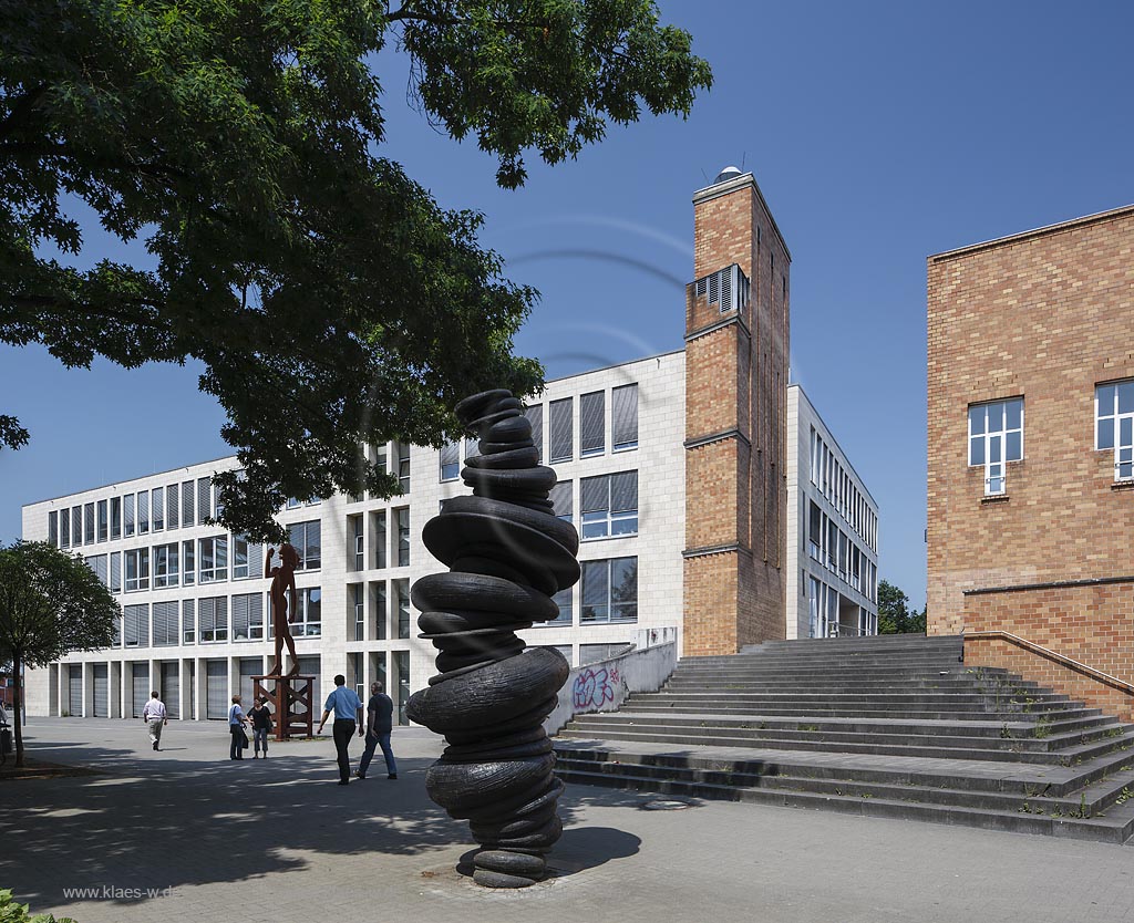 Viersen, Skulpturensammlung Viersen, Skulptur von "Tony Cragg" "Wirbelsaeule" auf dem Rathausmarkt vor Stadthaus mit Forum; Viersen, treasury of sculptures Skulpturensammlung Viersen, sculpture by "Tony Cragg" "Wirbelsaeule" on the square Rathausplatz in front of the administrative building Stadthaus with Forum.