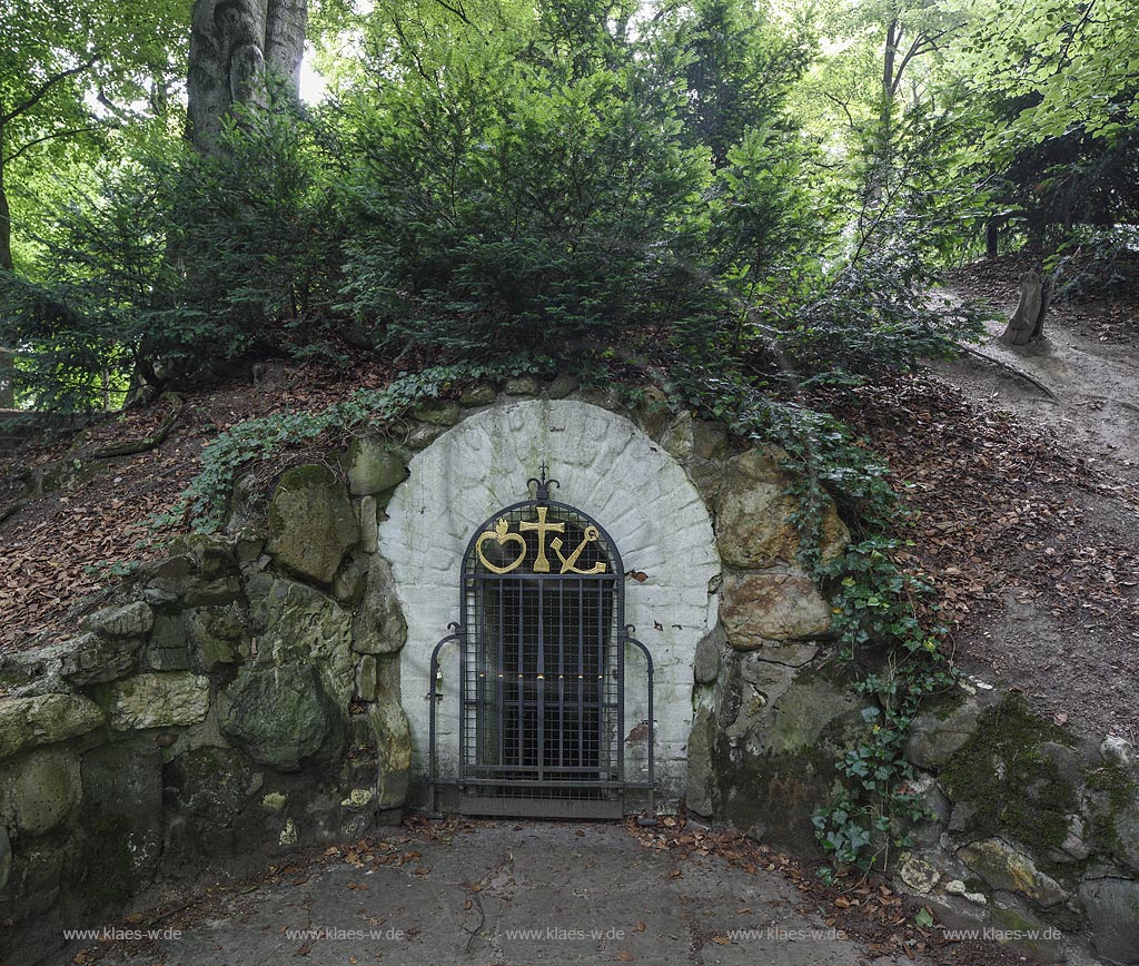 Viersen-Suechteln, Irmgardisbrunnen mit einem erst 1948 geschmiedeten, kleinen Tor, auf dem Kreuz, Herz und Anker als Zeichen der drei goettlichen Tugenden Glaube, Liebe und Hoffnung zu sehen sind; Viersen-Suechteln, fountain Irmgardisbrunnen.