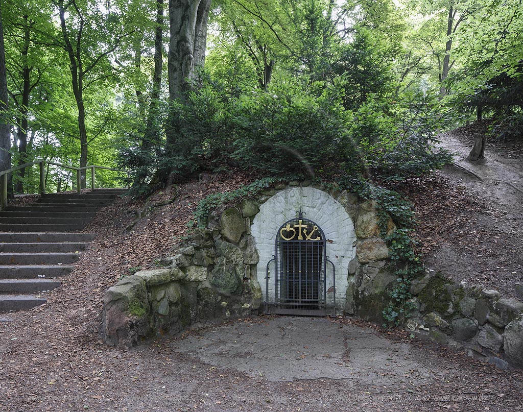 Viersen-Suechteln, Irmgardisbrunnen mit einem erst 1948 geschmiedeten, kleinen Tor, auf dem Kreuz, Herz und Anker als Zeichen der drei goettlichen Tugenden Glaube, Liebe und Hoffnung zu sehen sind; Viersen-Suechteln, fountain Irmgardisbrunnen.