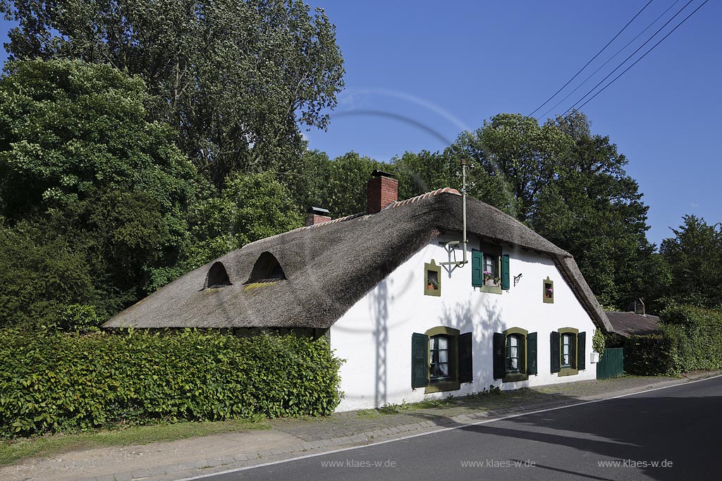 Wegberg-Schwaam, Blick auf Reetdachgehoeft; Wegberg-Schwaam, view to farm building with Reetdach.