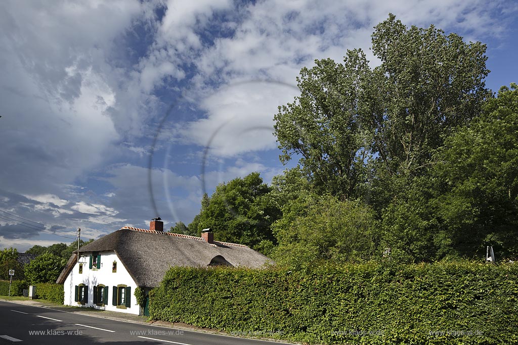 Wegberg-Schwaam, Blick auf Reetdachgehoeft; Wegberg-Schwaam, view to farm building with Reetdach.