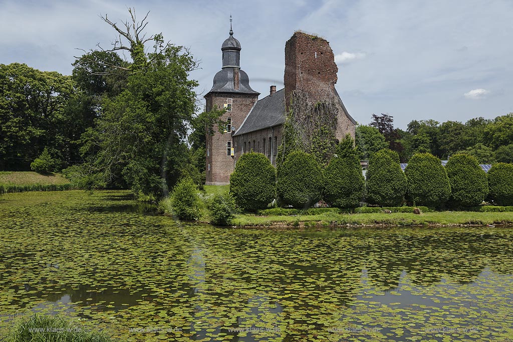 Wegberg-Tueschenbroich, Schloss Tueschenbroich mit Schlossteich; Wegberg-Tueschenbroich, castle Schloss Tueshenbroich with lake Schlossteich.