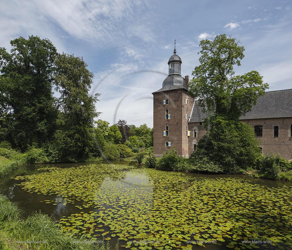 Wegberg-Tueschenbroich, Schloss Tueschenbroich mit Schlossteich; Wegberg-Tueschenbroich, castle Schloss Tueshenbroich with lake Schlossteich.