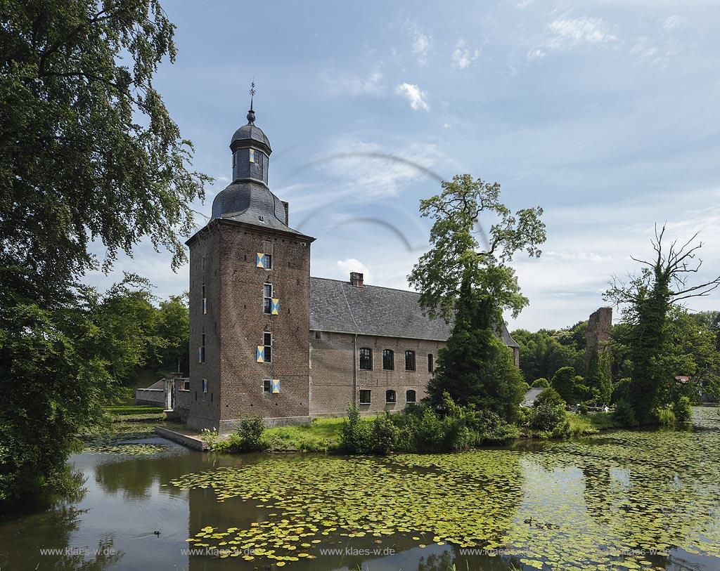 Wegberg-Tueschenbroich, Schloss Tueschenbroich mit Schlossteich; Wegberg-Tueschenbroich, castle Schloss Tueshenbroich with lake Schlossteich.