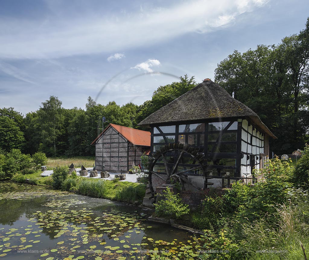 Wegberg-Tueschenbroich, Tueschenbroicher Oelmuehle mit Schlossteich; Wegberg-Tueschenbroich, oil mill Tueschebroicher Oelmuehle with lake Schlossteich.