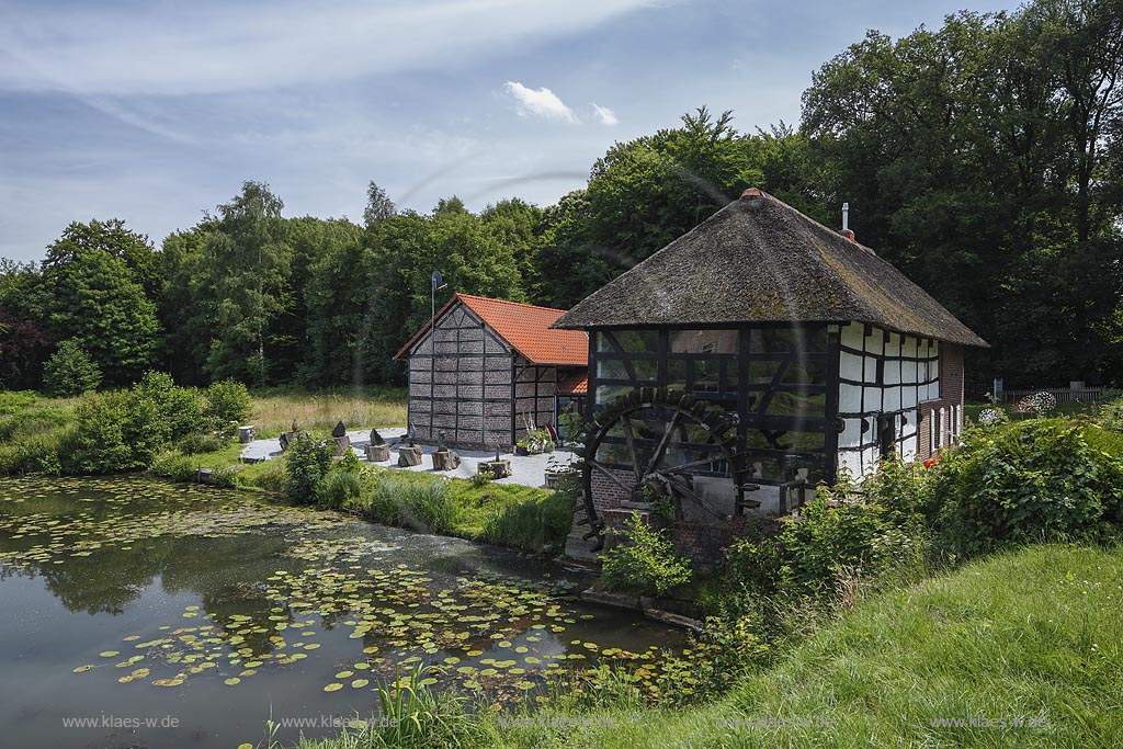 Wegberg-Tueschenbroich, Tueschenbroicher Oelmuehle mit Schlossteich; Wegberg-Tueschenbroich, oil mill Tueschebroicher Oelmuehle with lake Schlossteich.