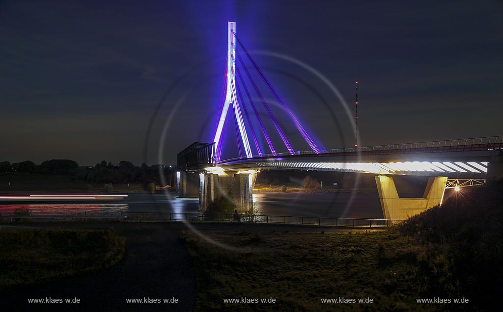 Wesel, Blick auf die Niederrheinbruecke bei Nacht; Wesel,  view to the bridge Niederrheinbruecke at night.