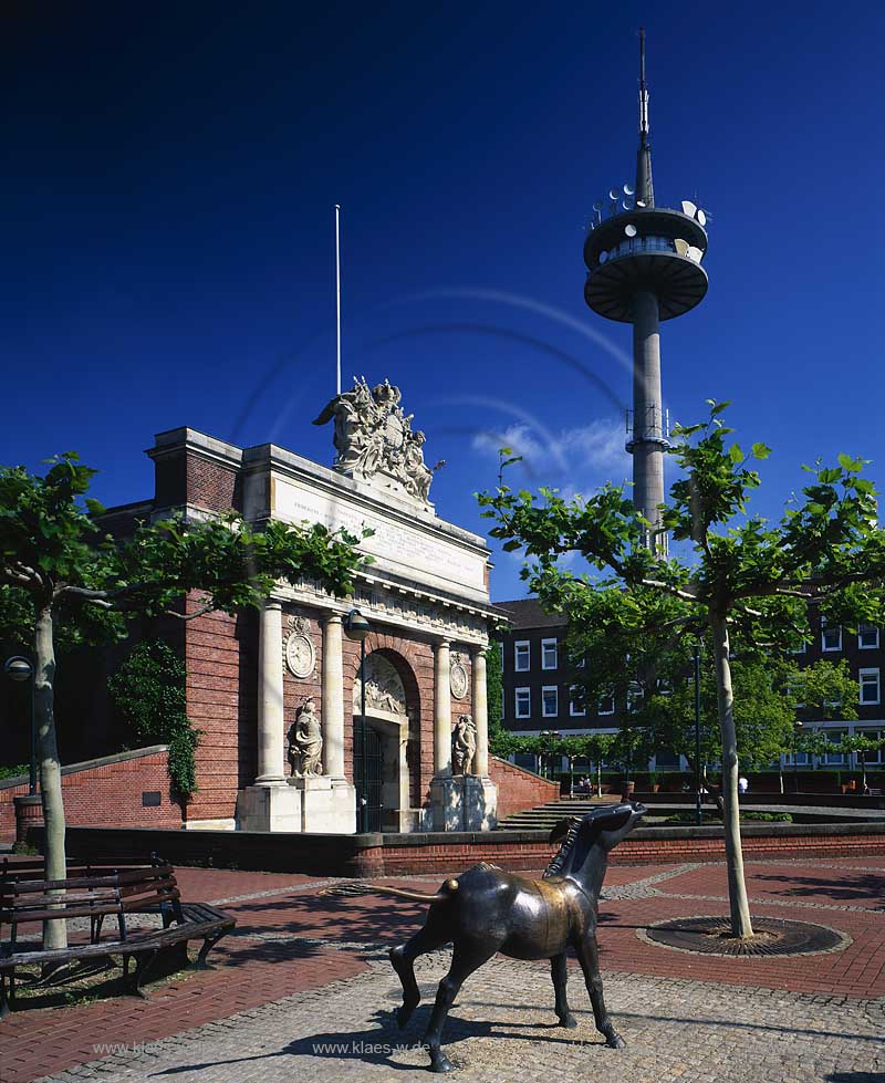 Wesel, Kreis Wesel, Hansestadt, Niederrhein, Regierungsbezirk Dsseldorf, Blick auf Berliner Tor in Sommerstimmung mit Fernsehturm und Skultur   