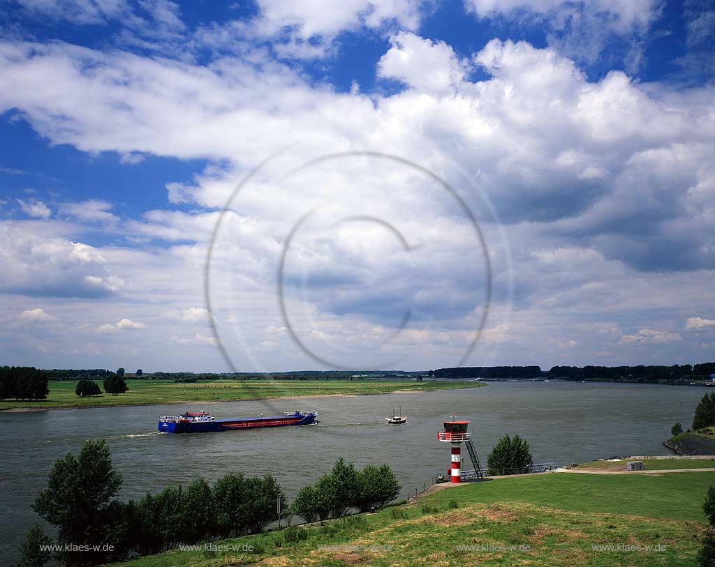 Wesel, Kreis Wesel, Hansestadt, Niederrhein, Regierungsbezirk Dsseldorf, Blick von Rheinbrcke, Rheinbruecke auf Rhein mit Schiffen und Landschaft  