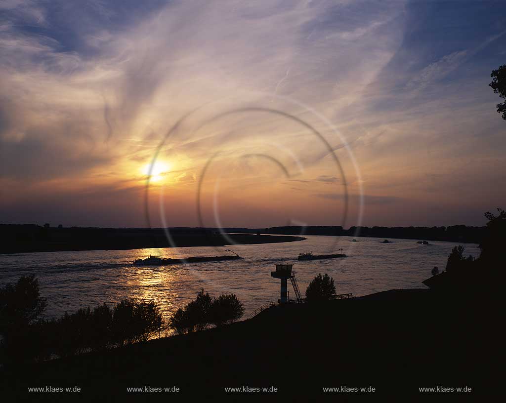 Wesel, Kreis Wesel, Hansestadt, Niederrhein, Regierungsbezirk Dsseldorf, Blick von Rheinbruecke, Rheinbrcke auf Rhein mit Schiffen in Abendstimmung bei Sonnenuntergang    