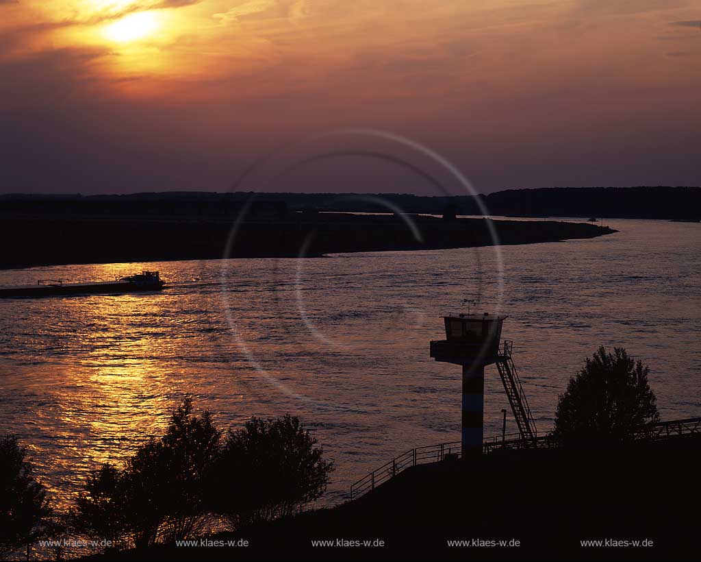 Wesel, Kreis Wesel, Hansestadt, Niederrhein, Regierungsbezirk Dsseldorf, Blick von Rheinbruecke, Rheinbrcke auf Rhein mit Schiffen in Abendstimmung bei Sonnenuntergang    