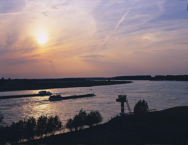 Wesel, Kreis Wesel, Hansestadt, Niederrhein, Regierungsbezirk Dsseldorf, Blick von Rheinbruecke, Rheinbrcke auf Rhein mit Schiffen in Abendstimmung bei Sonnenuntergang    