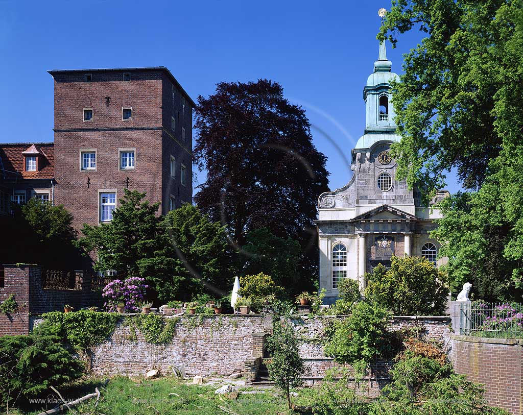 Diersfordt, Wesel, Kreis Wesel, Hansestadt, Niederrhein, Regierungsbezirk Dsseldorf, Blick auf Schloss Diersfordt mit Schlosskapelle und Garten in Sommerstimmung  