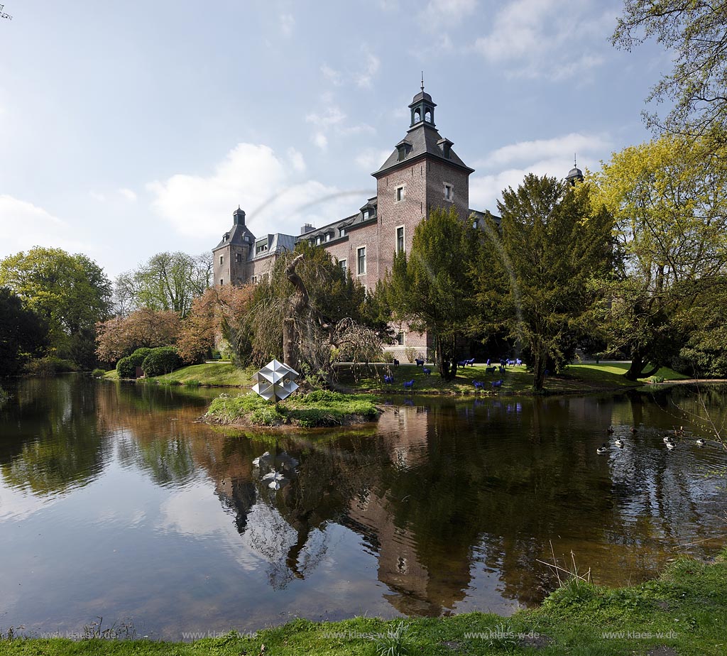 Willich Neersen. Schloss Neersen im Fruehlling; Willich-Neersen castle Neersen in springtime