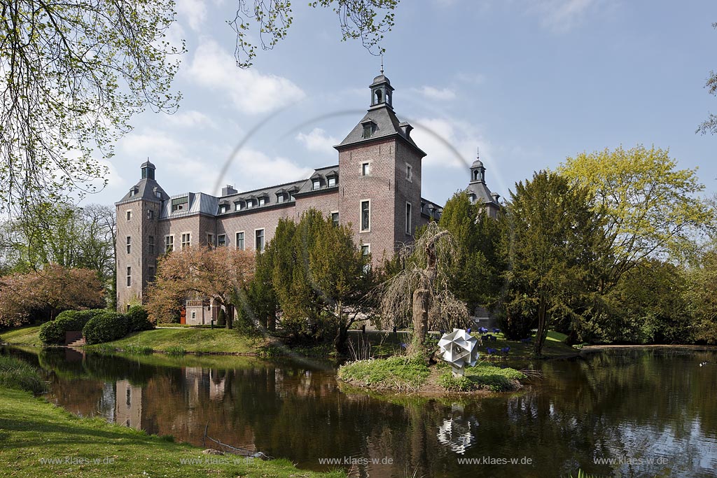 Willich Neersen. Schloss Neersen im Fruehlling; Willich-Neersen castle Neersen in springtime