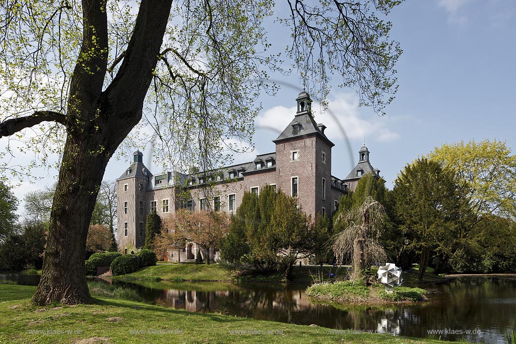 Willich Neersen. Schloss Neersen im Fruehlling; Willich-Neersen castle Neersen in springtime