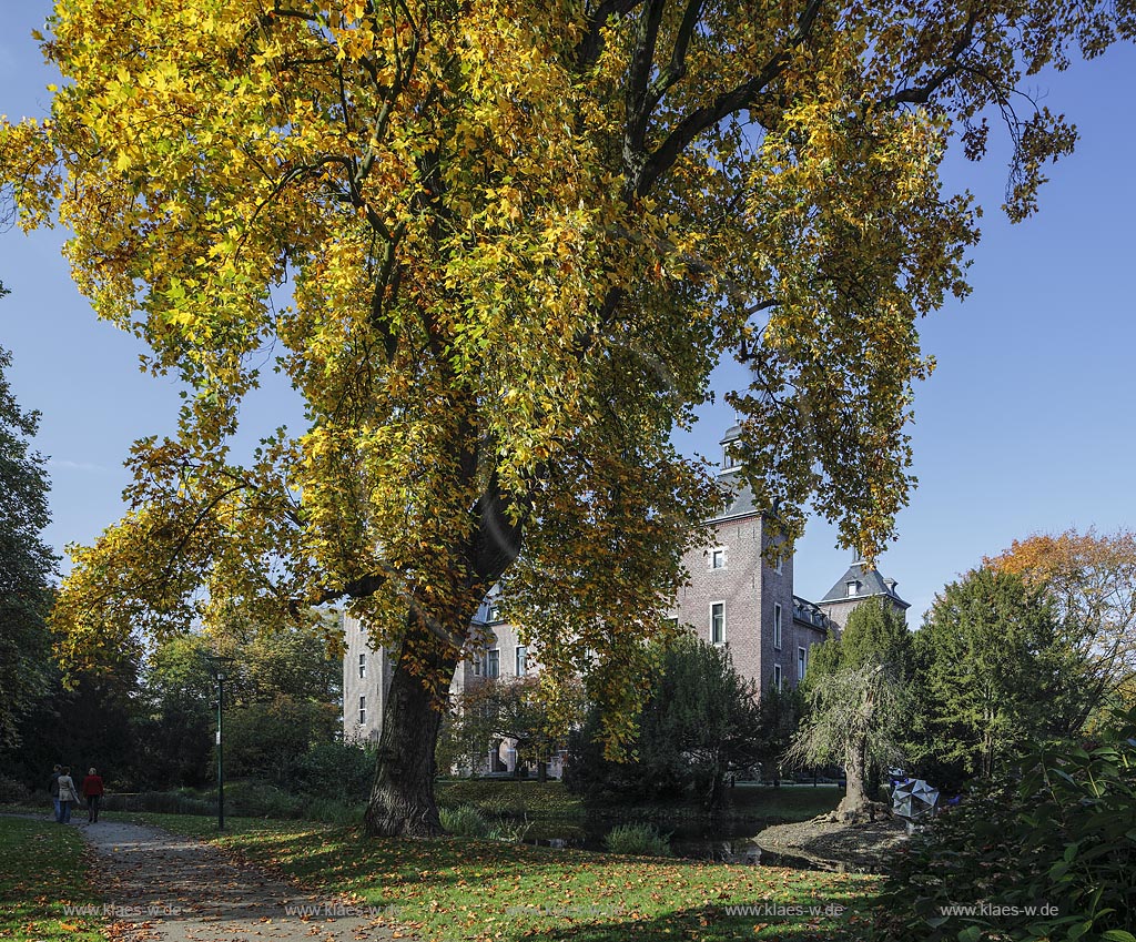 Willich-Neersen, Schloss Neersen in Herbststimmung; Willich-Neersen, castle Schloss Neersen.