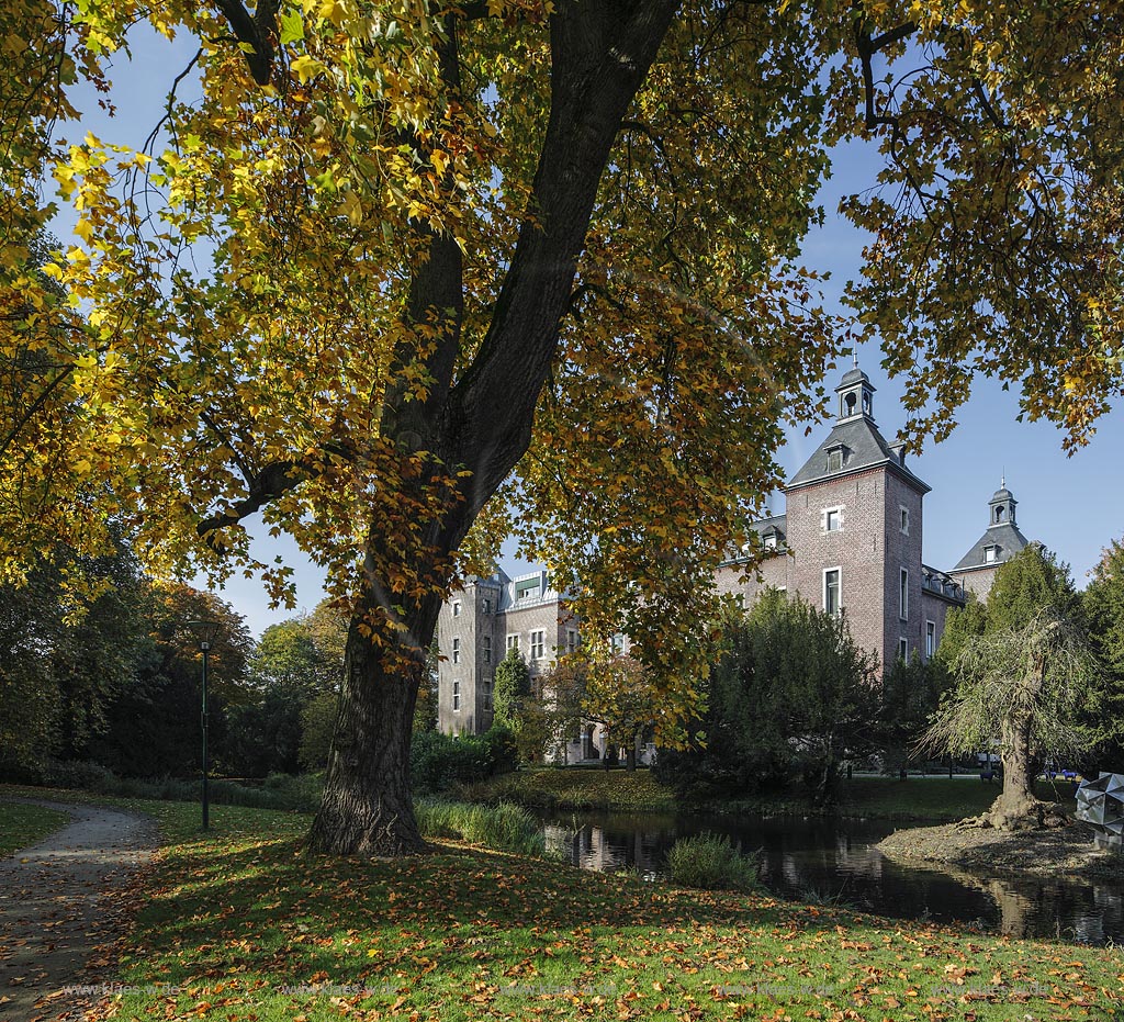 Willich-Neersen, Schloss Neersen in Herbststimmung; Willich-Neersen, castle Schloss Neersen.