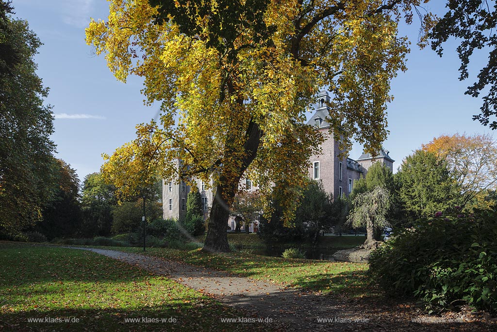 Willich-Neersen, Schloss Neersen in Herbststimmung; Willich-Neersen, castle Schloss Neersen.