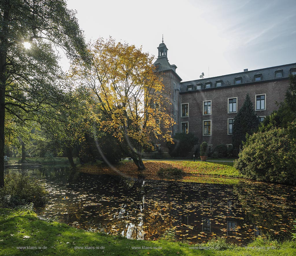 Willich-Neersen, Schloss Neersen in Herbststimmung; Willich-Neersen, castle Schloss Neersen.