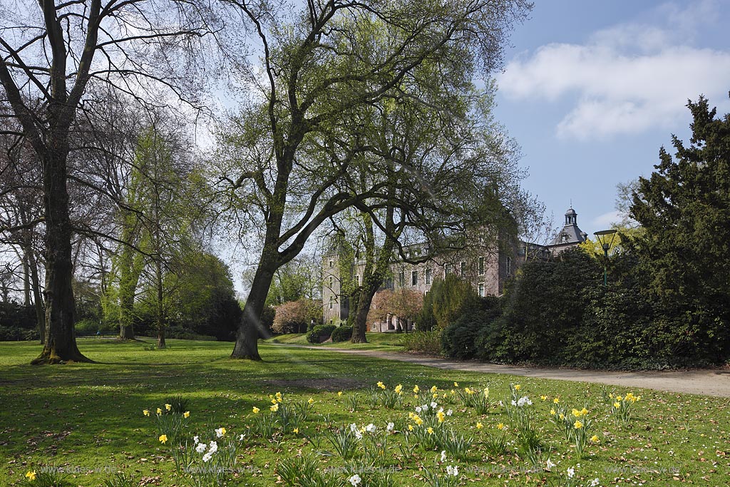 Willich Neersen. Park mit Schloss Neersen im Fruehlling; Willich-Neersen park with castle Neersen in springtime