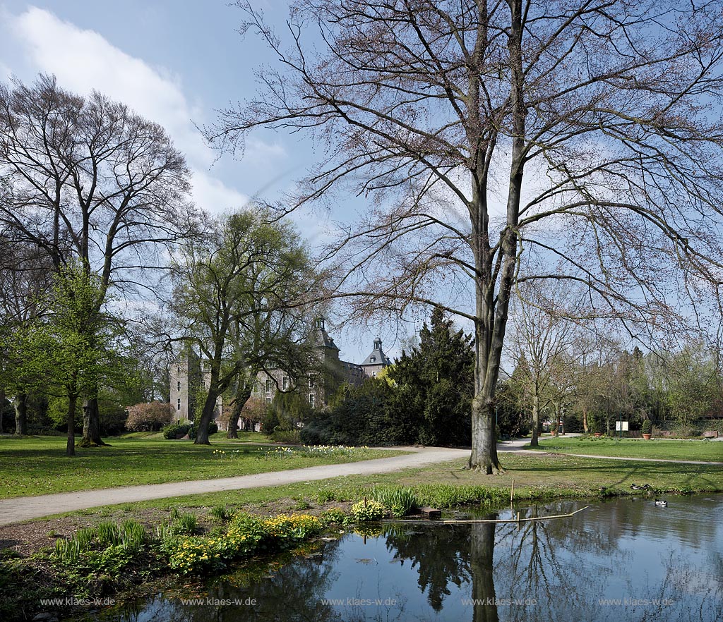 Willich Neersen. Park mit Schloss Neersen im Fruehlling; Willich-Neersen park with castle Neersen in springtime