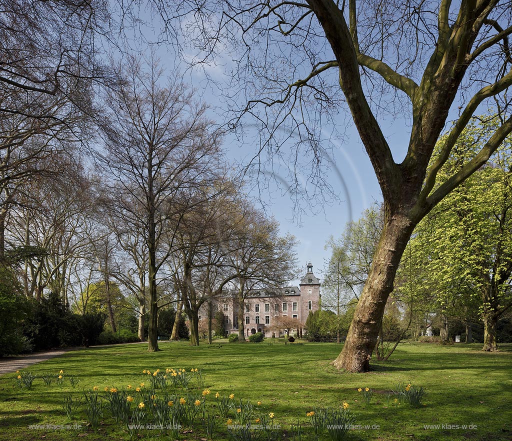 Willich Neersen. Park mit Schloss Neersen im Fruehlling; Willich-Neersen park with castle Neersen in springtime