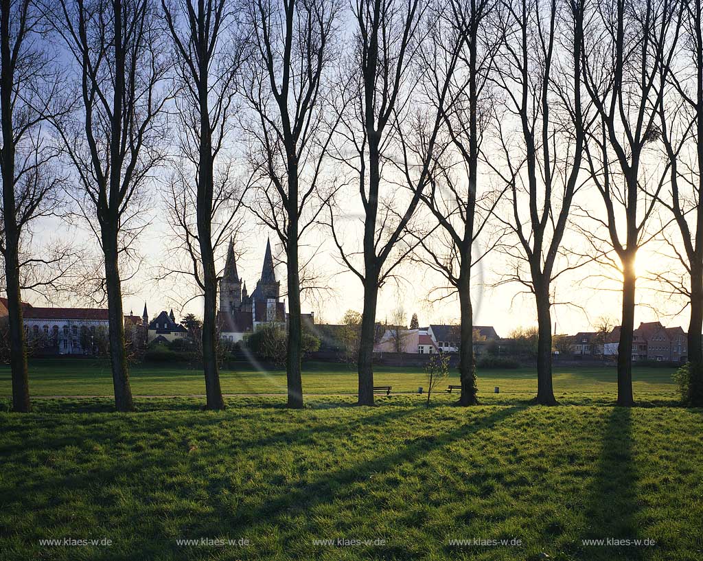 Xanten, Kreis Wesel, Niederrhein, Regierungsbezirk Dsseldorf, Blick ber, ueber Wiese mit Baeumen, Bumen auf die Stadt bei Sonnenuntergang