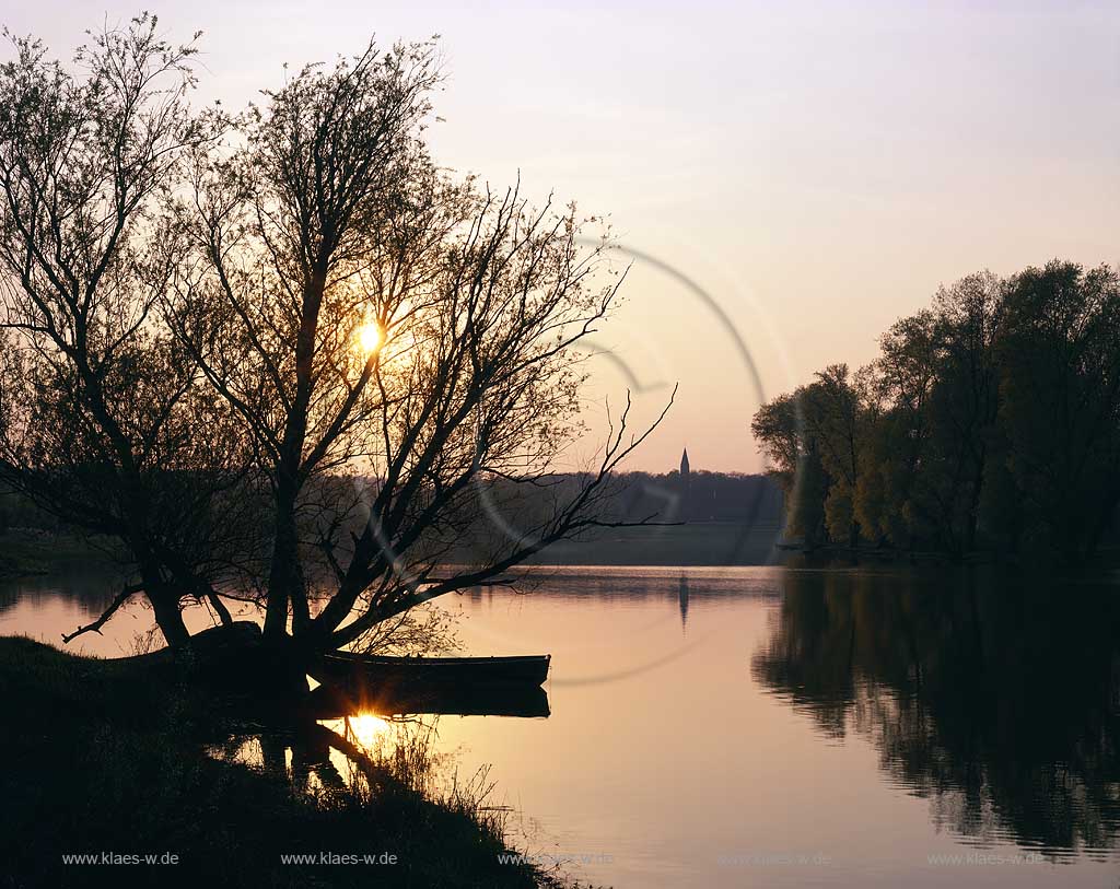 Unterbirten, Alter Rhein, Xanten, Kreis Wesel, Niederrhein, Regierungsbezirk Dsseldorf, Blick auf Alter Rhein, Boot und Landschaft in Abendstimmung, Sonnenuntergang  