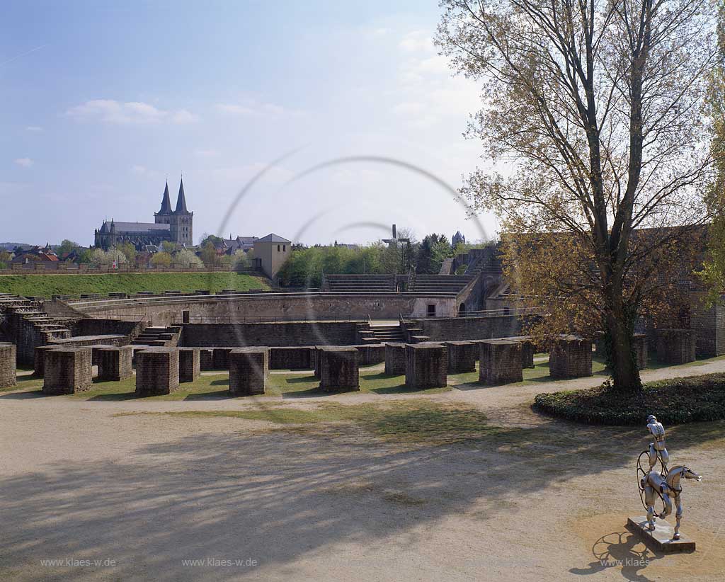 Xanten, Kreis Wesel, Niederrhein, Regierungsbezirk Dsseldorf, Archaeologischer, Archologischer Park, Blick auf Amphitheater mit Sicht zur Kirche  