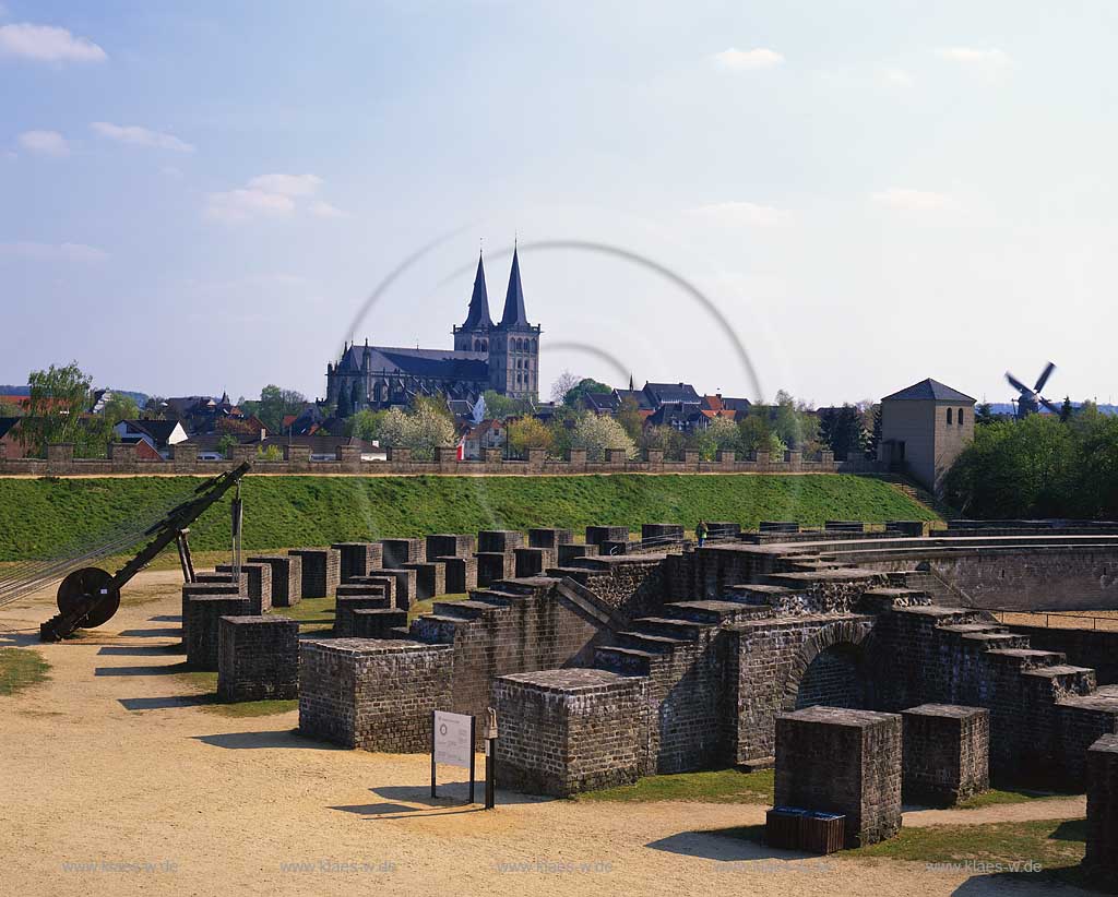 Xanten, Kreis Wesel, Niederrhein, Regierungsbezirk Dsseldorf, Duesseldorf, Archaeologischer, Archologischer Park, Blick auf Amphitheater mit Sicht zur Kirche